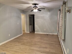 12 Upper Lake Dr in Wantage, NJ - Foto de edificio - Building Photo