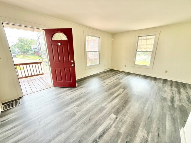 921 17th St NW in Canton, OH - Foto de edificio - Building Photo