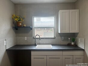 111 Los Arboles in San Antonio, TX - Building Photo - Building Photo