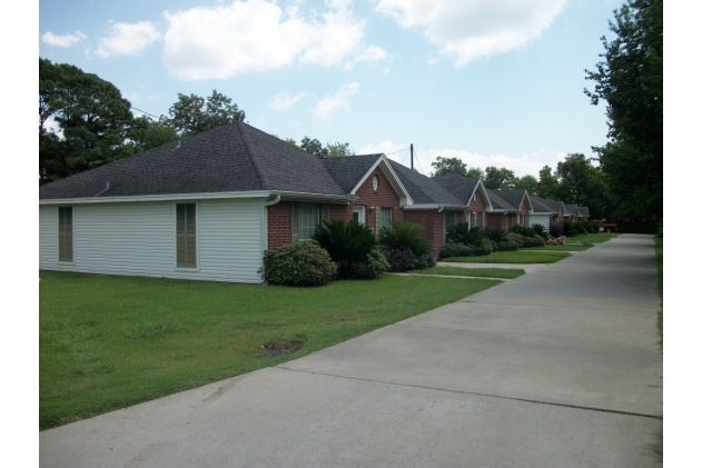 6834 Terrell St in Groves, TX - Building Photo