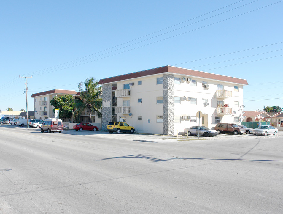 3737 E 4th Ave in Hialeah, FL - Foto de edificio