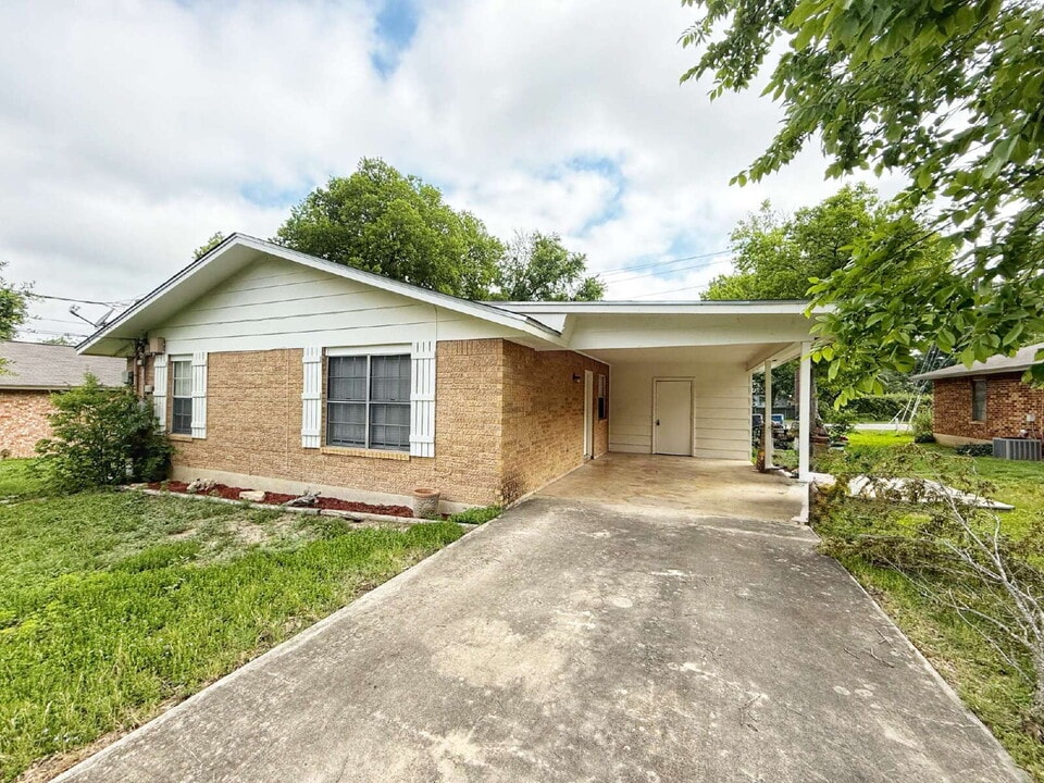 331 Bobolink Dr in New Braunfels, TX - Building Photo