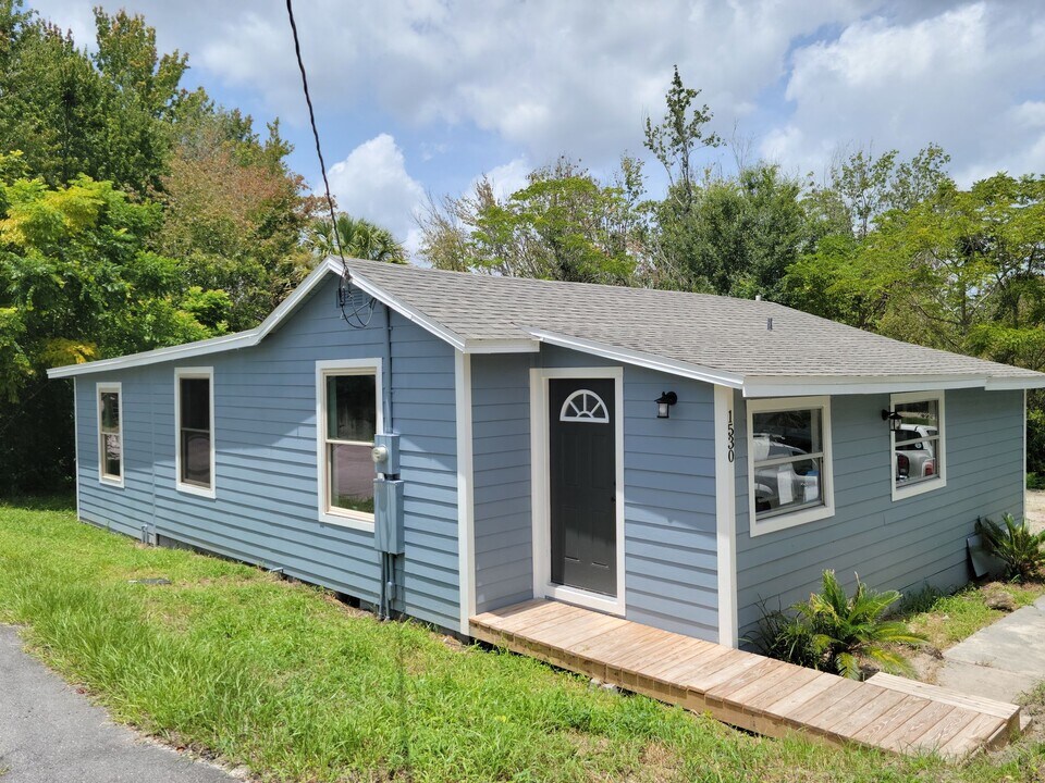 1530 Smith St in DeLand, FL - Foto de edificio