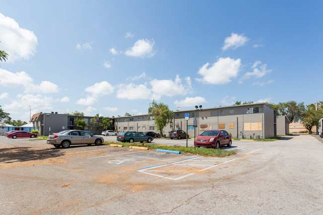 VILLAS OF WEST BIRD CONDO in Miami, FL - Foto de edificio - Building Photo