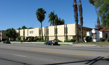 Woodcrest Apartments in Van Nuys, CA - Building Photo - Building Photo