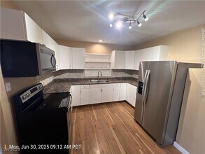 10 E Bonanza Rd in Las Vegas, NV - Building Photo - Building Photo
