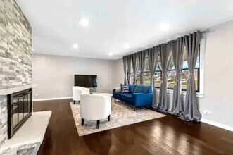1401 W Weathersfield Way in Schaumburg, IL - Building Photo - Building Photo
