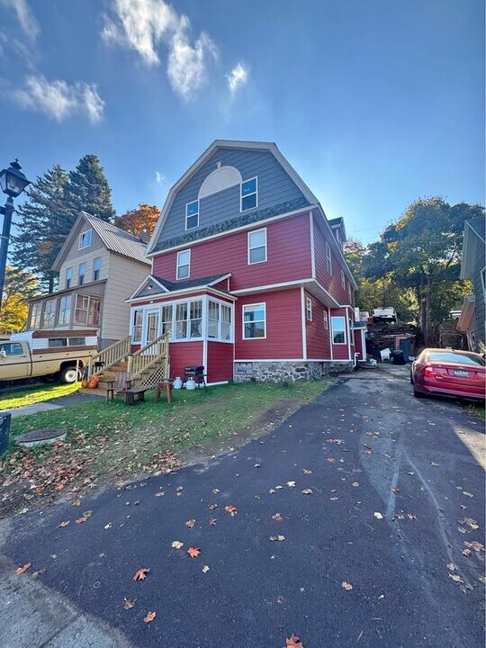 911 College Ave in Houghton, MI - Building Photo