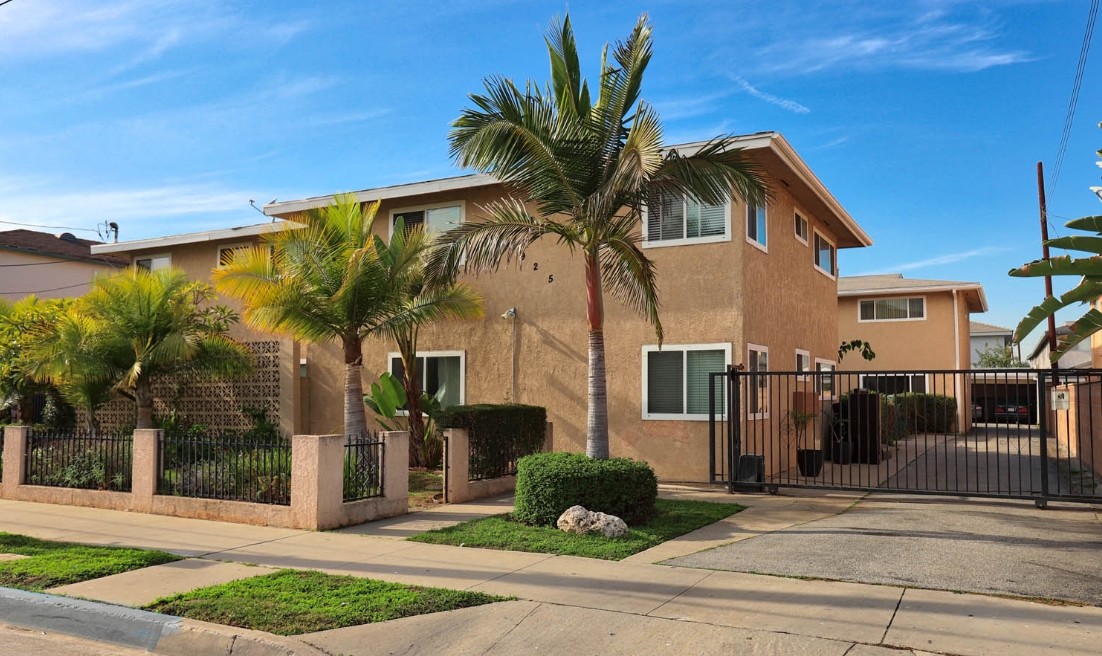 925 Carob Way in Montebello, CA - Foto de edificio