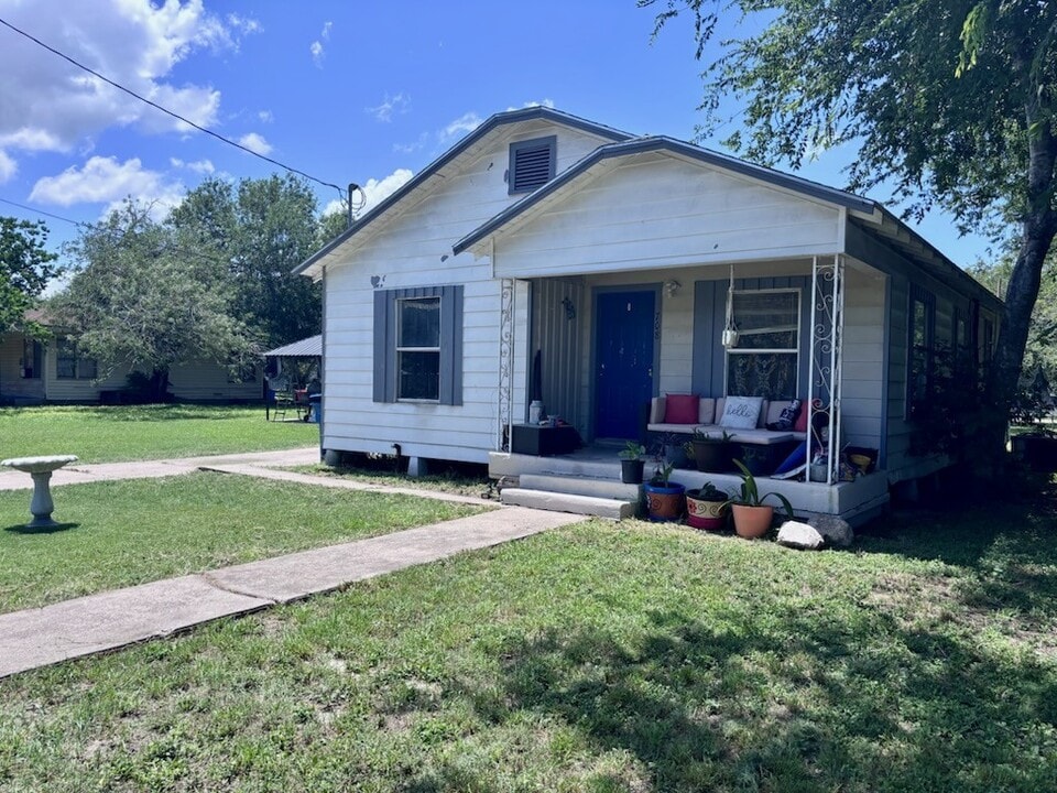 708 W Stamper St in Beeville, TX - Building Photo