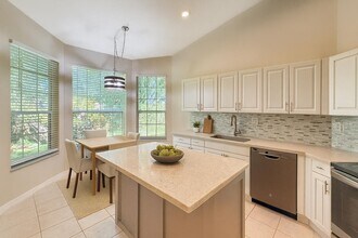 2400 E Aragon Blvd in Sunrise, FL - Building Photo - Building Photo