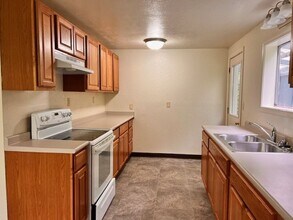 2795 N 12th St in Coos Bay, OR - Building Photo - Building Photo