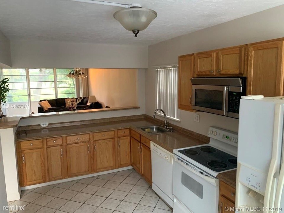 8380 Sands Point Blvd in Tamarac, FL - Building Photo