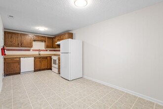 2401 Greenwood Dr in Lindenwold, NJ - Building Photo - Building Photo