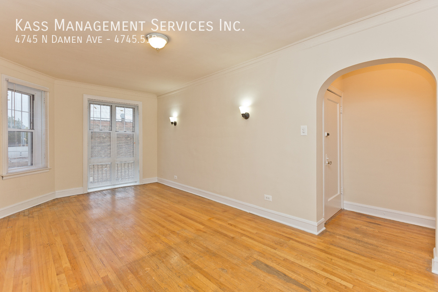4745 N Damen Ave in Chicago, IL - Building Photo