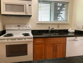 4008 Farm Hill Blvd in Redwood City, CA - Building Photo - Building Photo