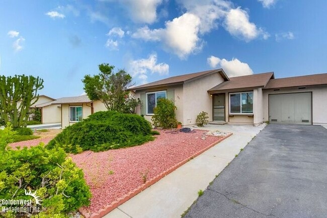1707 Lemon Heights Dr in Oceanside, CA - Foto de edificio - Building Photo