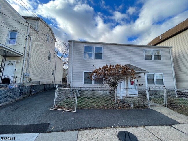 658 Court St in Elizabeth, NJ - Building Photo - Building Photo