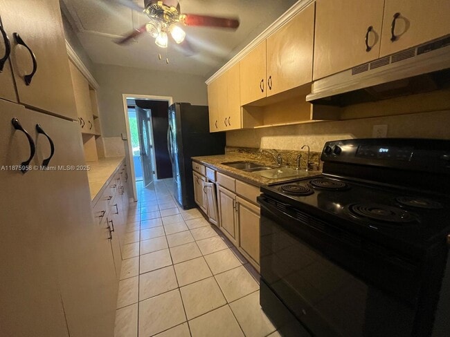 1330 NE 203rd St in Miami, FL - Building Photo - Building Photo