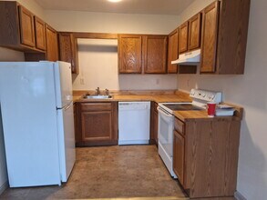 464 Howe Ave, Unit 3B in Shelton, CT - Foto de edificio - Building Photo