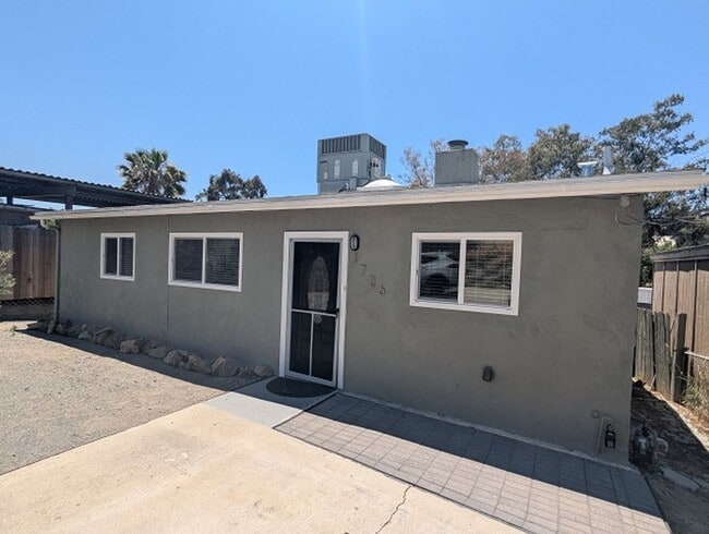 1726 Swan St in San Diego, CA - Building Photo - Building Photo