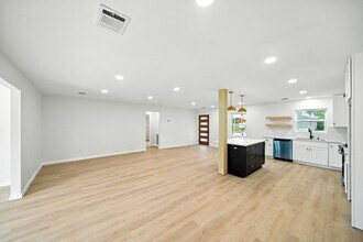 6034 Birchmont Dr in Houston, TX - Building Photo - Building Photo