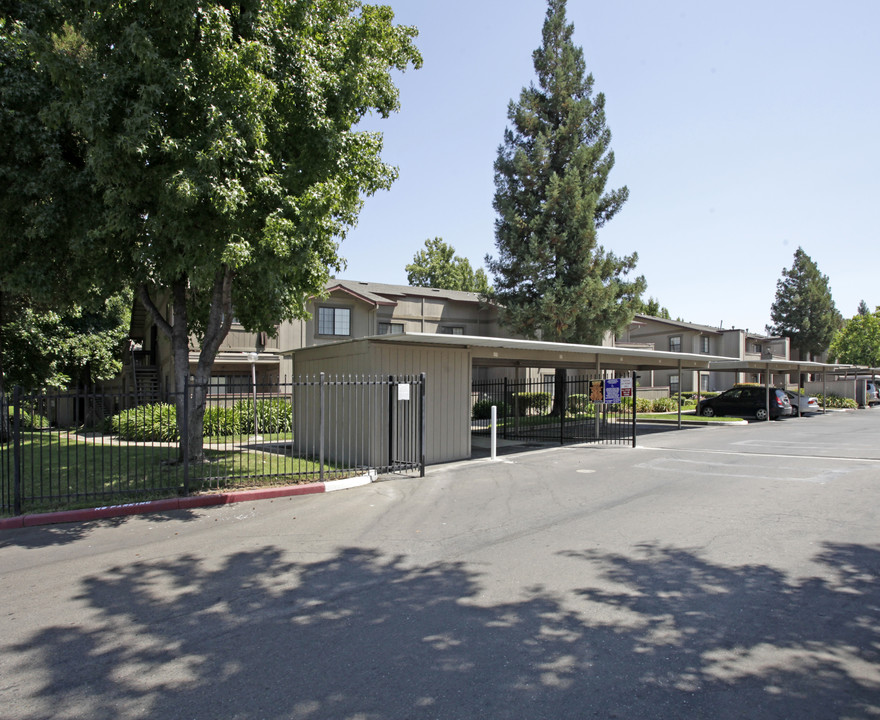 River Oaks Apartments in Sacramento, CA - Foto de edificio