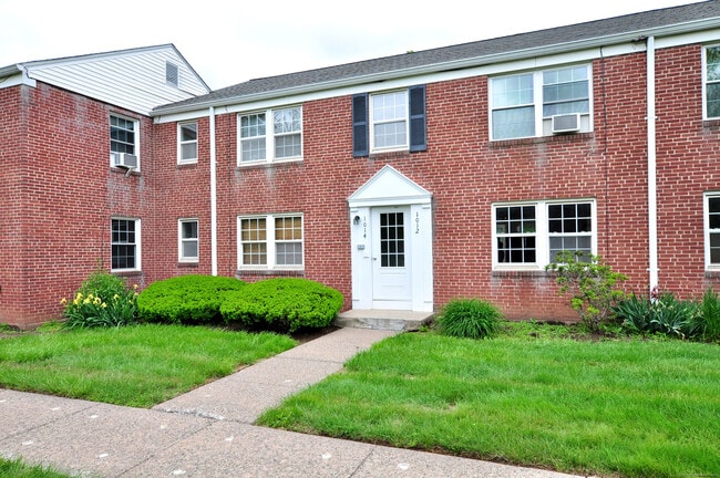 1012 Trout Brook Dr in West Hartford, CT - Building Photo - Building Photo