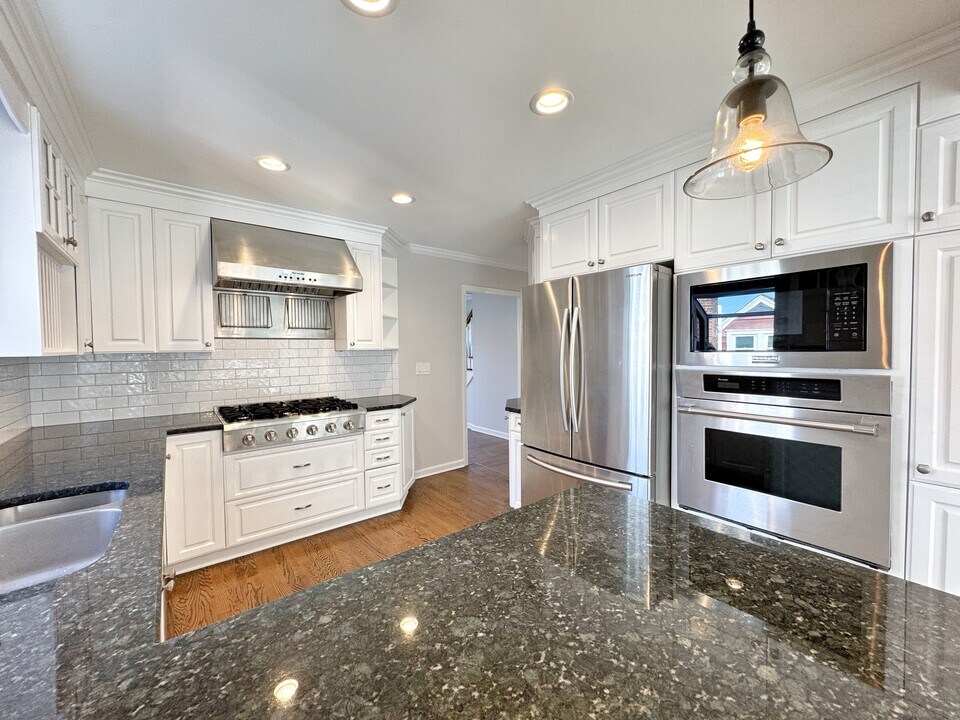 8 1/2 Ells St in Norwalk, CT - Building Photo
