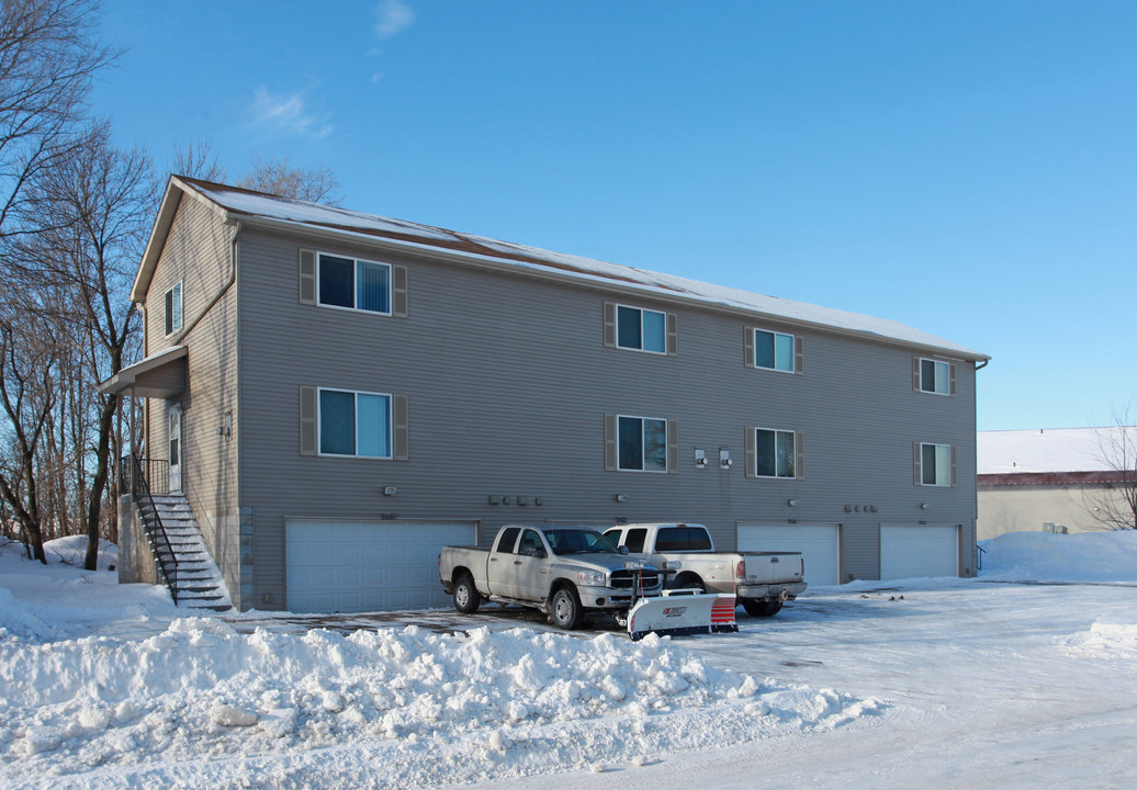 5293 Manchester Dr in Maple Plain, MN - Building Photo