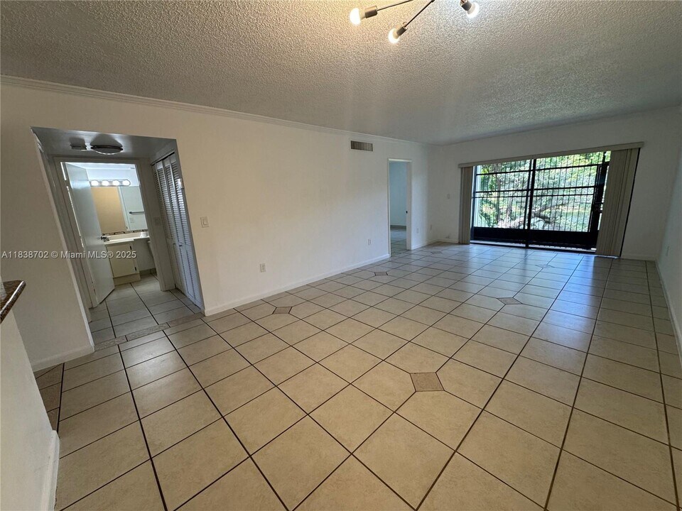 10315 NW 9th St Cir in Miami, FL - Building Photo