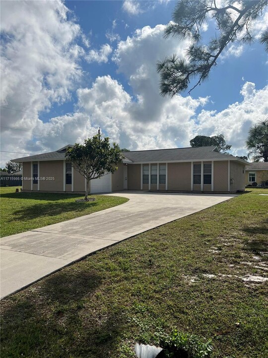 592 SW Todd Ave in Port St. Lucie, FL - Building Photo