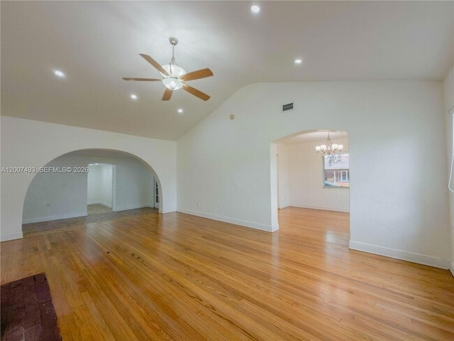410 Pinecrest Dr in Miami Springs, FL - Foto de edificio - Building Photo