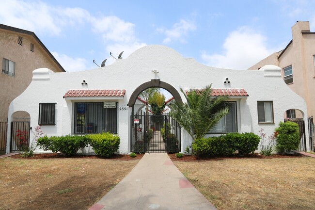 2351 Chestnut Ave in Long Beach, CA - Building Photo - Primary Photo