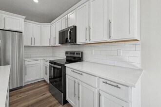 9128 Calvin Dr in West Des Moines, IA - Building Photo - Building Photo