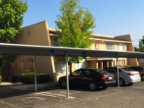 Mary Ann Gardens in Redding, CA - Foto de edificio - Building Photo