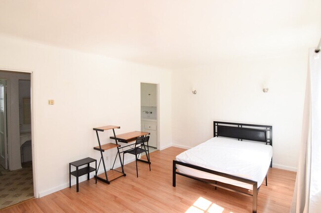 807 W. 30th St. in Los Angeles, CA - Building Photo - Interior Photo