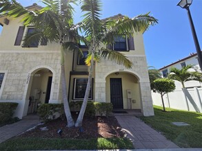 10632 W 33rd Ln in Hialeah, FL - Foto de edificio - Building Photo