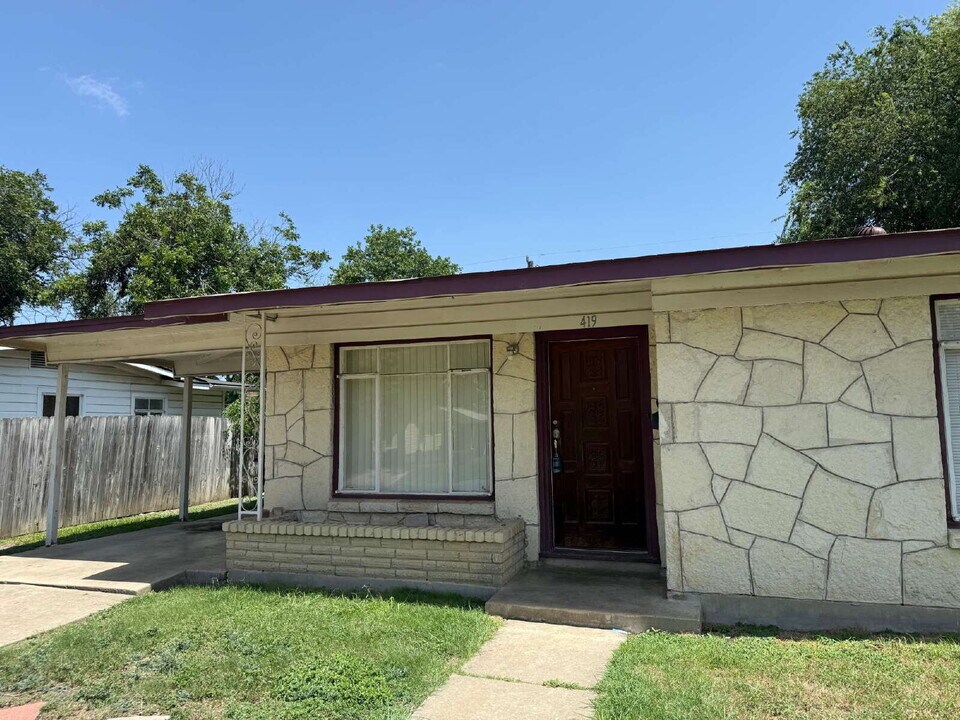 419 Rosemont Dr in San Antonio, TX - Building Photo