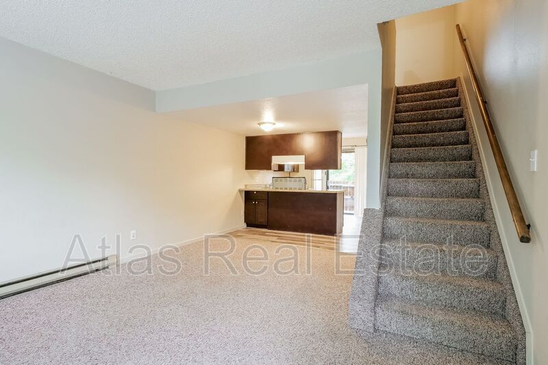 32 Royal Crest Dr Photo