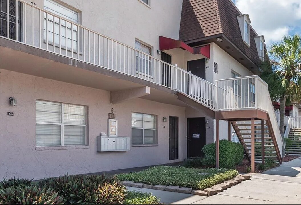 9013 Tudor Dr in Tampa, FL - Building Photo