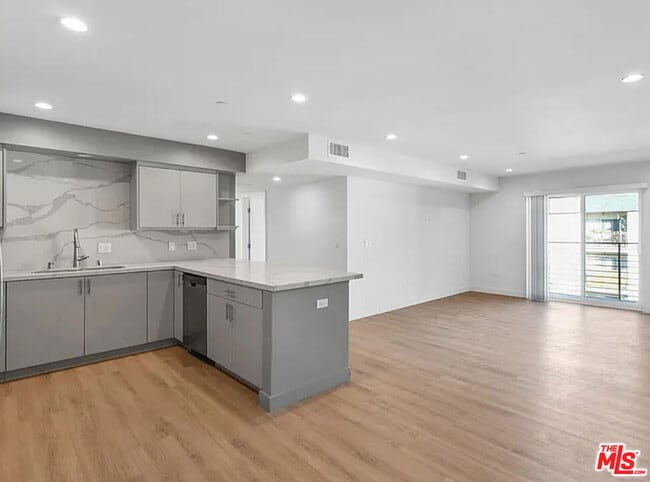 5405 Hermitage Ave in Los Angeles, CA - Building Photo - Building Photo
