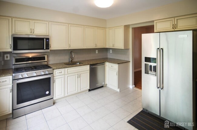 202 Hidden Village Dr in Perth Amboy, NJ - Building Photo - Building Photo