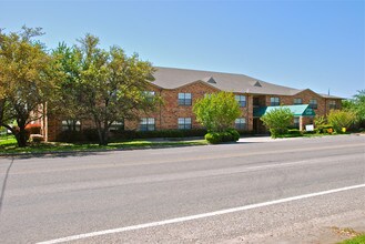 Atrium Garden Apartments in Bridgeport, TX - Foto de edificio - Building Photo