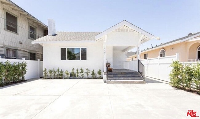 1733 S New England St in Los Angeles, CA - Building Photo - Building Photo
