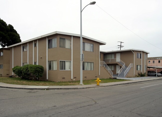 5510 J St in Oxnard, CA - Foto de edificio - Building Photo