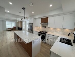 748 Raymer Ave in Kelowna, BC - Building Photo - Building Photo