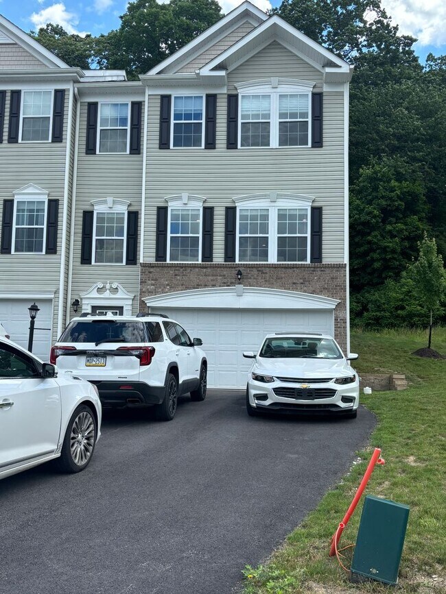 2400 Canterbury Dr in Imperial, PA - Building Photo - Building Photo