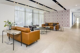Brisas Del Este II in Miami, FL - Foto de edificio - Building Photo