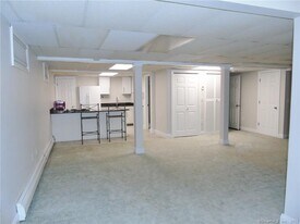 14 Mayfair Pl in Trumbull, CT - Building Photo